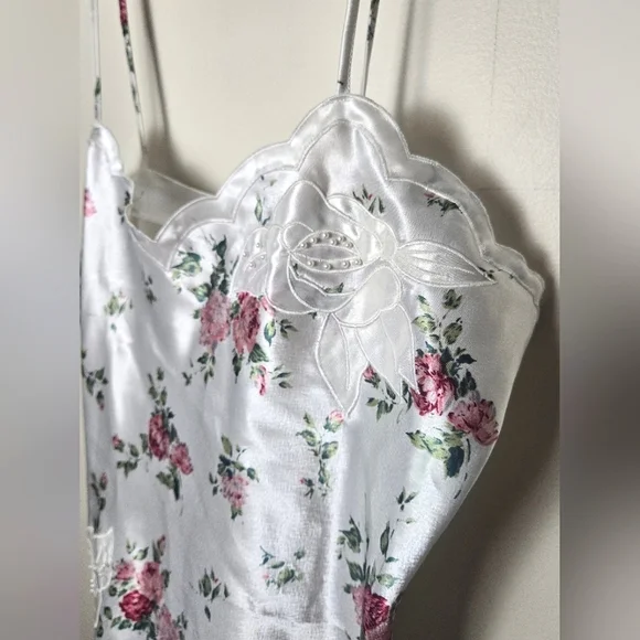 Women's Vintage 90's Victoria's Secret Floral Satin Cami Top, Size Medium - Picture 2 of 4